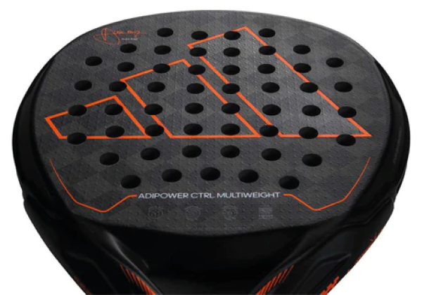 Adidas pádel; acercamiento a la superficie de una pala en color negro con rojo