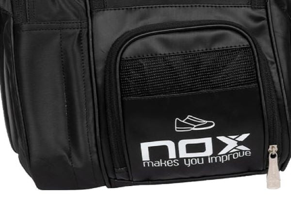 NOX pádel; acercamiento de una mochila color negra de la marca NOX