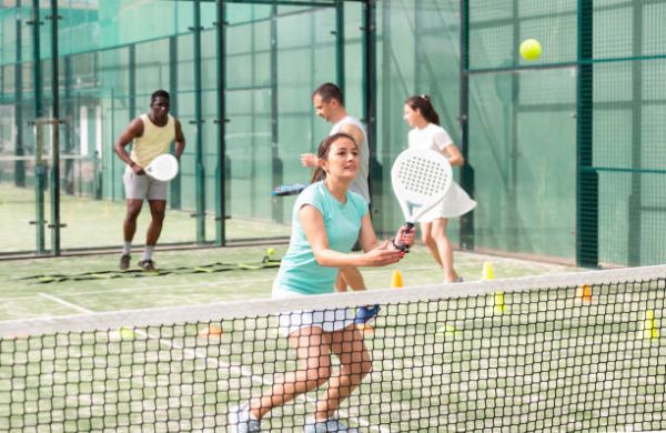 Pádel deporte; diferentes personas en medio de una práctica informal de pádel