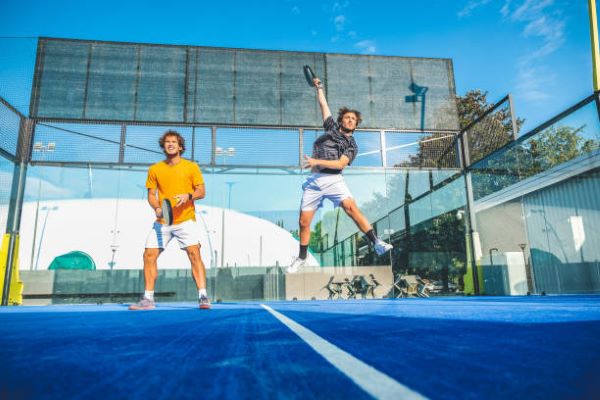 Qué es pádel; dos hombres en medio de un juego de pádel
