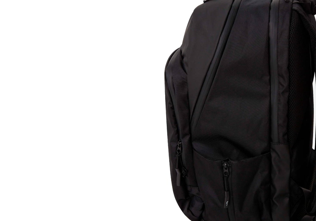 Mochila RS Training BackPack Black; Mochila con vista lateral 