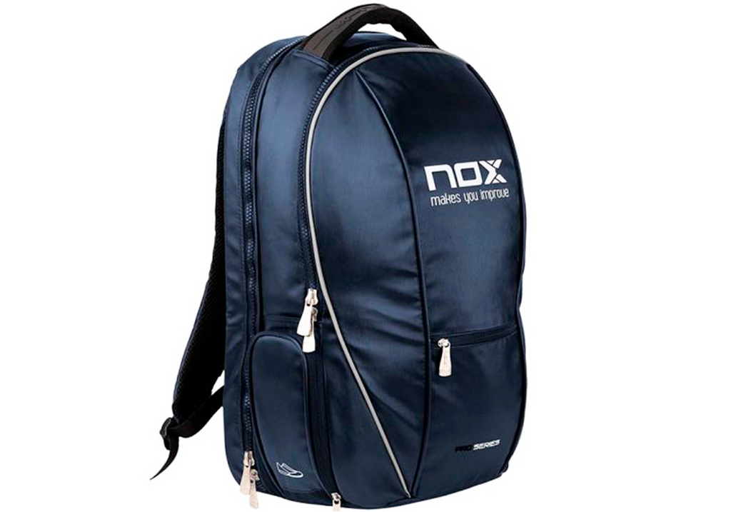 Mochila NOX Pro Series Azul Marino; Mochila con vista al frente en cuerpo completo con dirección a la derecha