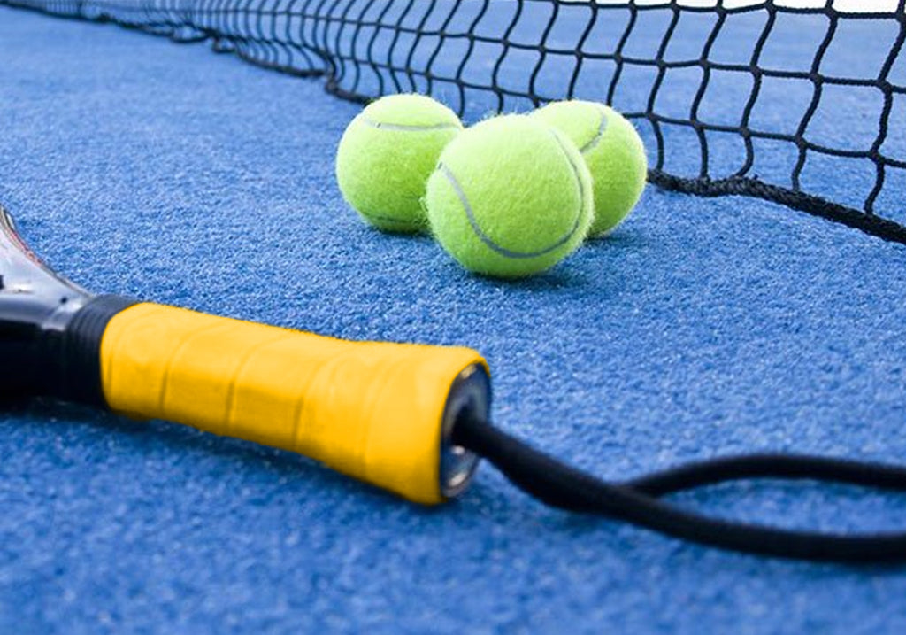 Overgrip YONEX AC109EX Tacky Feel Individual Color Amarillo; Overgrip aplicado en la pala sobre cancha de Pádel