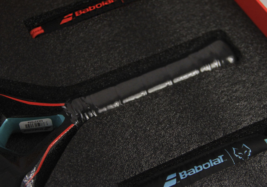 Babolat Technical Viper Juan Lebron; Pala con una combinación de elastómeros integrados en las fibras de carbono, a nivel del corazón y del mango de la pala.