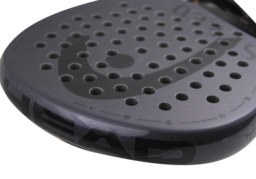 Head speed pro 2023; Vista cercana de una pala de pádel hecha de carbono y fibra de vidrio.