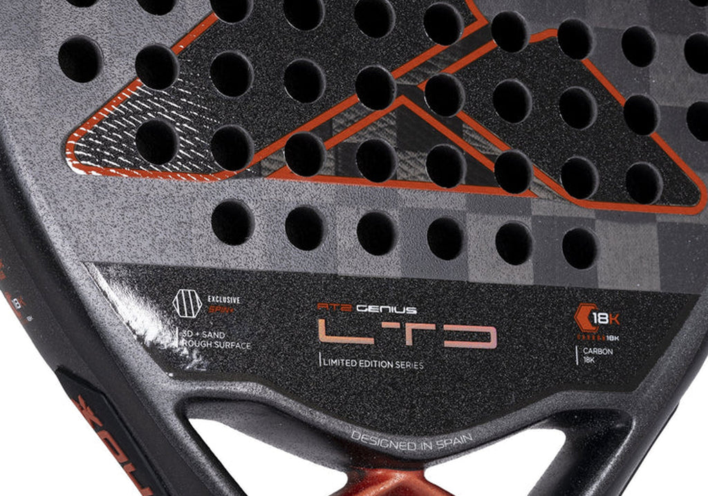 NOX ML10 Shotgun 2023; Acercamiento de una raqueta con fondo blanco.