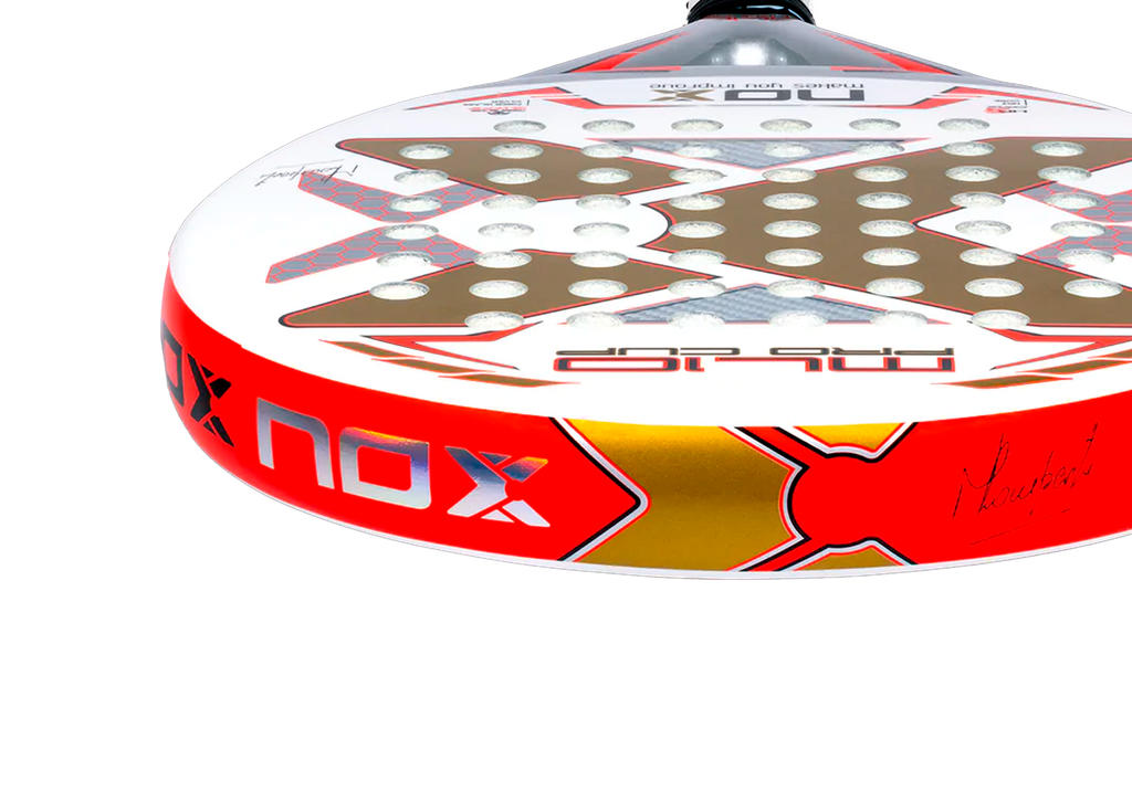 NOX ML10 Pro Cup Corp 2023; Acercamiento de una raqueta con forma redonda, con fondo blanco.