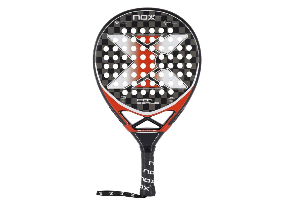 NOX AT10 genius jr 23; Vista de frente de una raqueta con colores rojos y negros.