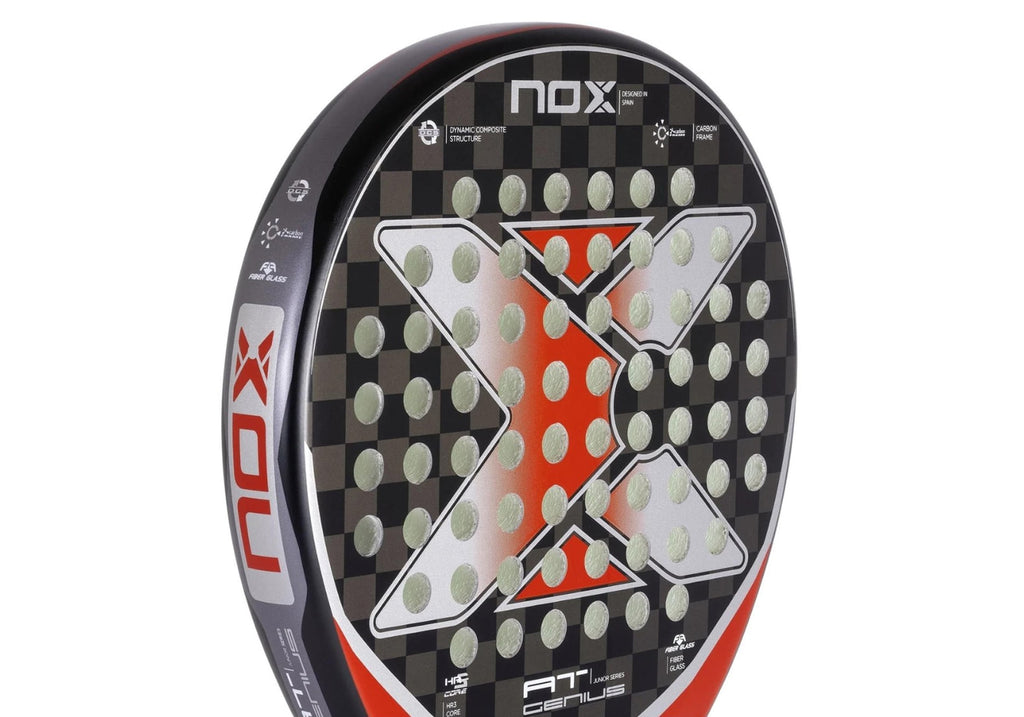 NOX AT10 genius jr 23; Acercamiento de la textura de una pala de padel.