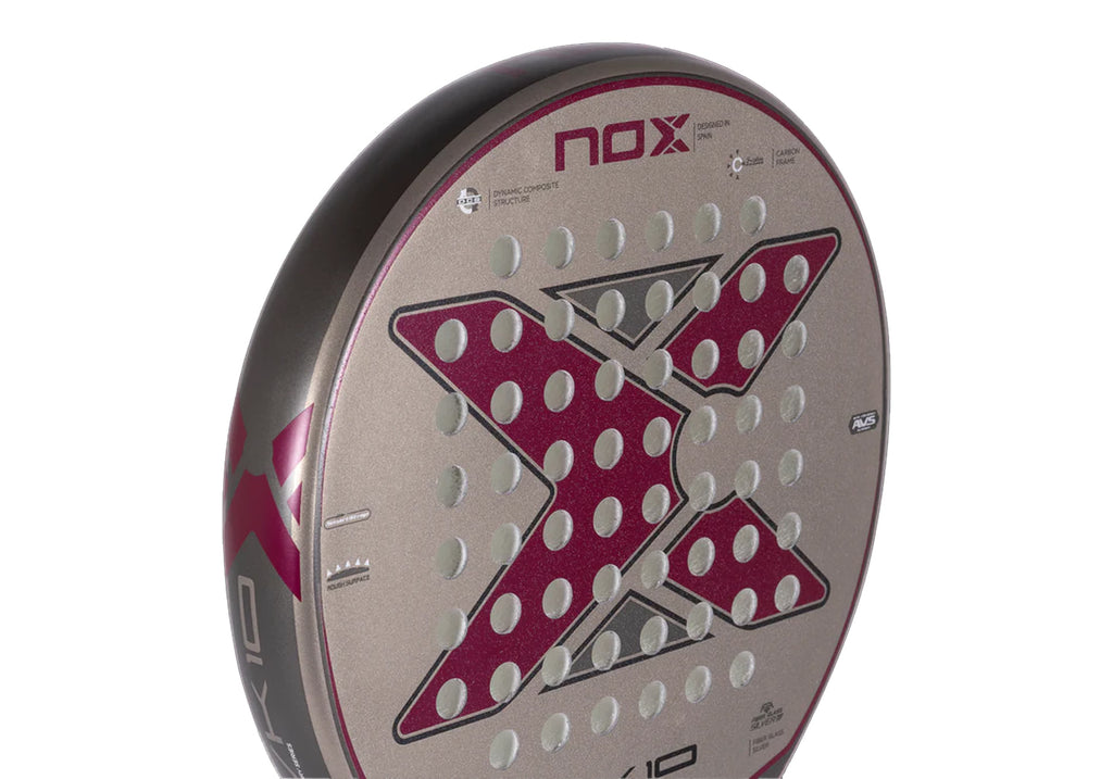 NOX VK10 23; Acercamiento de una raqueta.