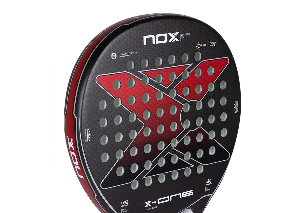 NOX X one evo red; Acercamiento del acabado de una raqueta con tonos rojos y negros.